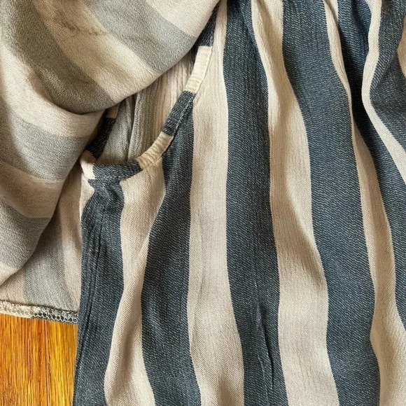 American Eagle Outfitters off the should top - Picture 2 of 7